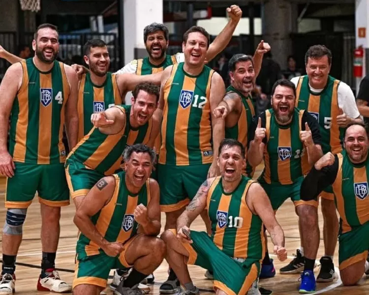 Dr. Marcos em um momento descontraído com amigos, celebrando a conquista do campeonato de basquete do clube.